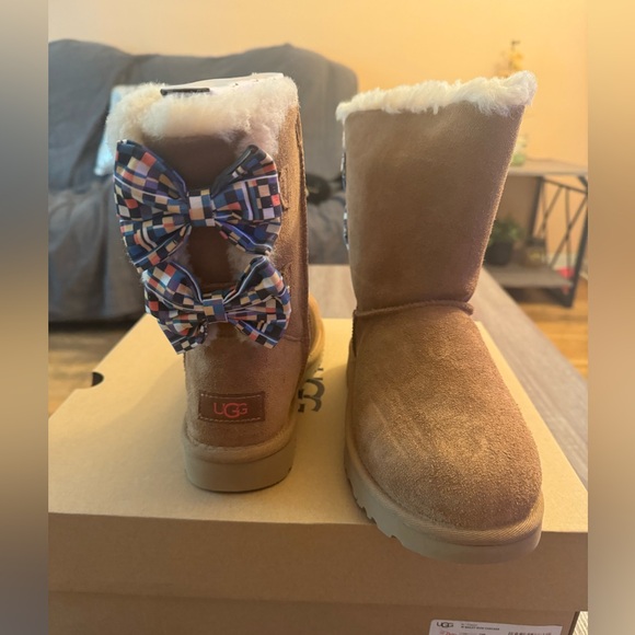 New with box Ugg Bailey Bow checkered, chestnut size 7. - Picture 5 of 11